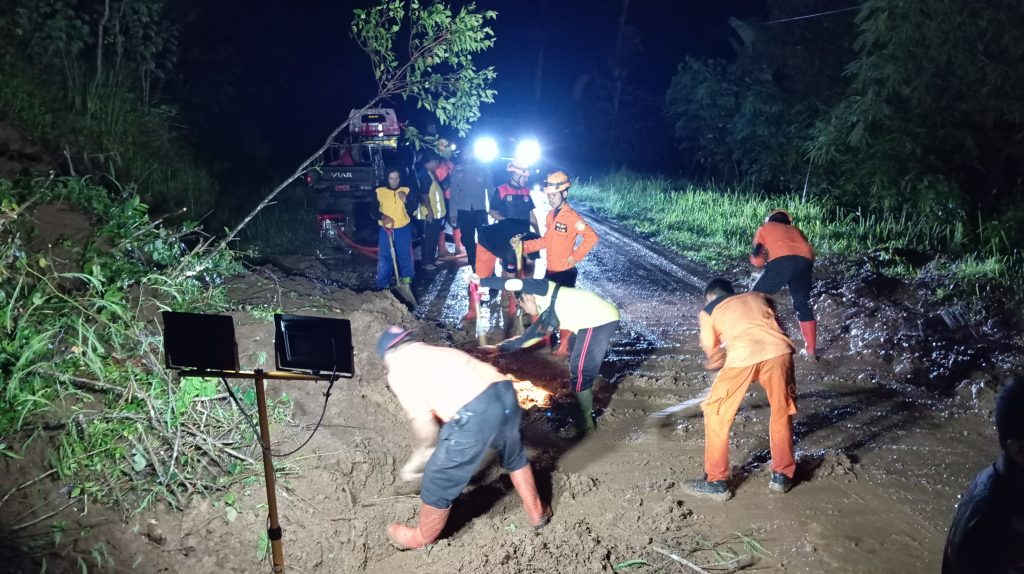 Jalan Wadaslintang-Lelokromo Tertimpa Longsor