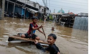 Jangan Biarkan Anak-Anak Mandi Air Hujan