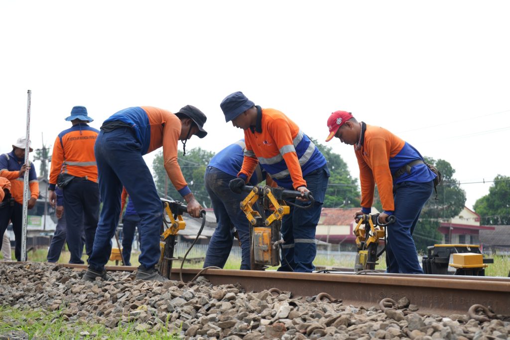 Jelang Arus Mudik, Pt Kai Daop 8 Surabaya Intensifkan Perawatan Rel Dan Jembatan