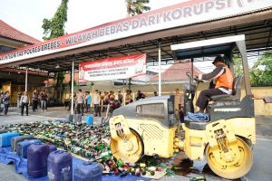 Jelang Idul Fitri, Polres Brebes Musnahkan Ribuan Botol Miras Hasil Operasi