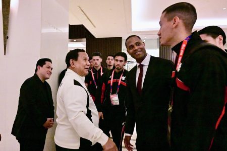 Jelang Indonesia vs Bahrain, Prabowo Sapa Jay Idzes DKK