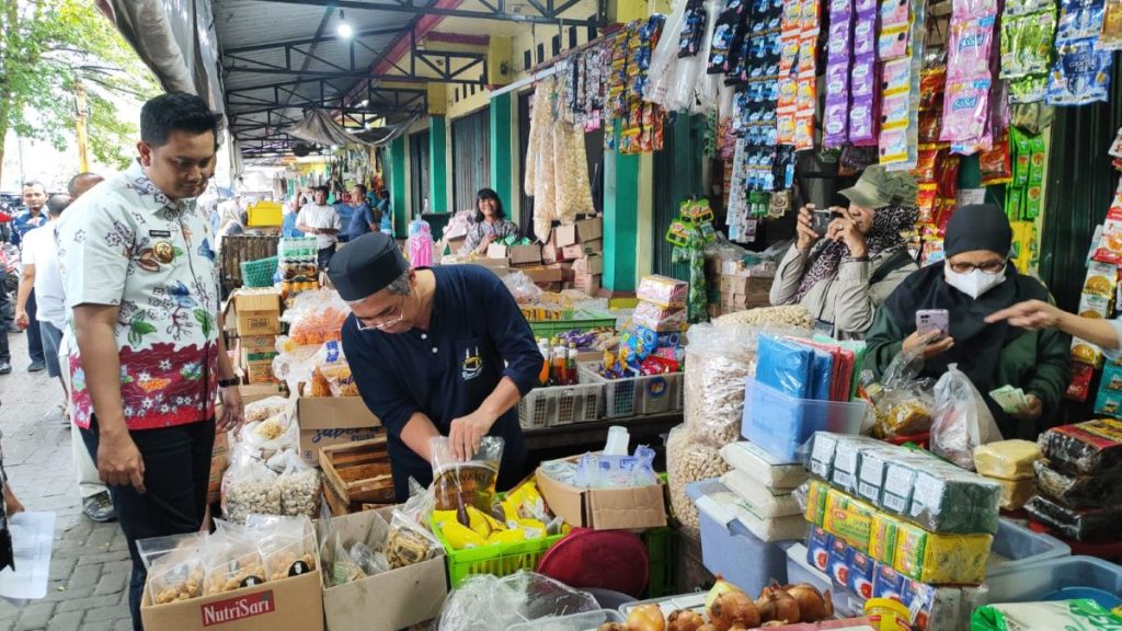 Jelang Lebaran, Bupati Klaten Sidak Harga Bahan Pangan Di Pasar Srago