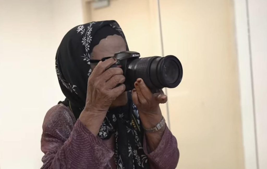 Kejutan unk si Penggemar Fotografi Nenek Tarmiyati