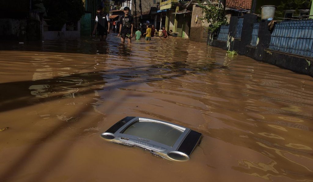 Kemensos Distribusikan Bantuan untuk 2.646 WARGA Korban Banjir Di Sumedang