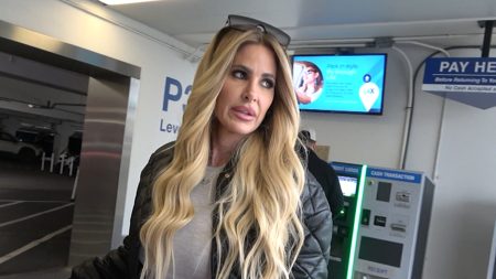 Kim Zolciak mengungkapkan dia berkencan dengan seseorang yang baru, mengatakan dia sangat senang