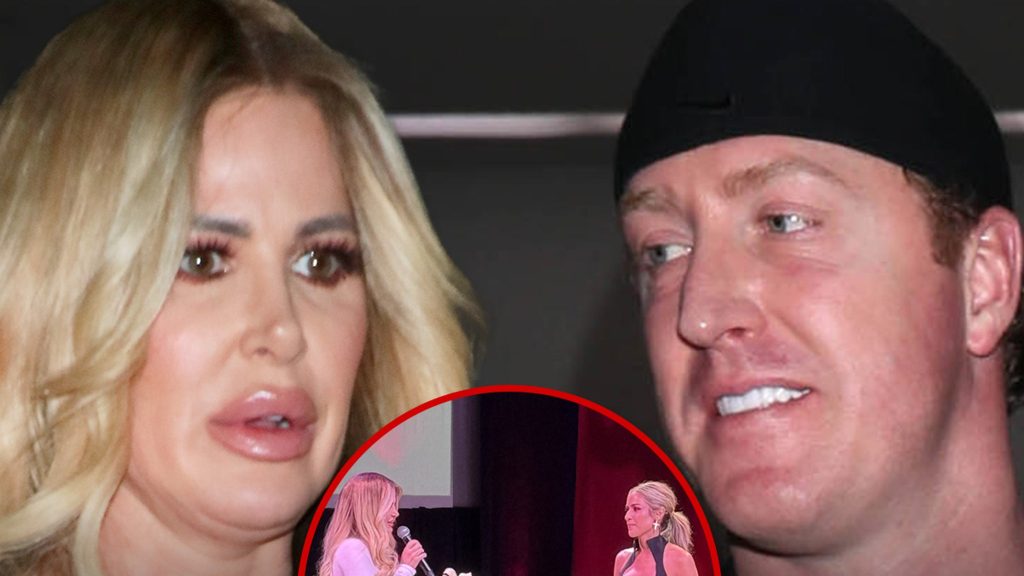 Kim Zolciak rusak di atas panggung saat berbicara tentang KROY BIermann Cerai