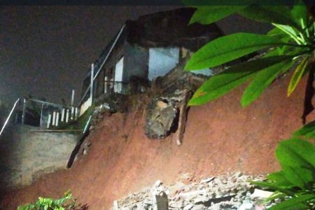 Longsor di Depok Sebabkan RUMAH RUSAK DAN POHON TUMBANG