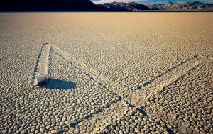 MISTERI BATU BERLARAR DI Taman Nasional Valley Kematian, California, Akhirnya Terpecahkan