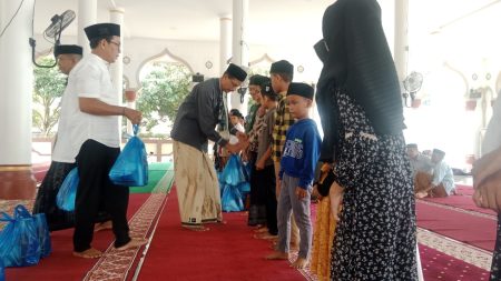 Masjid Taqwa Lampoih Saka Pidie Beri Santunan Ke Puluhan Anak Yatim