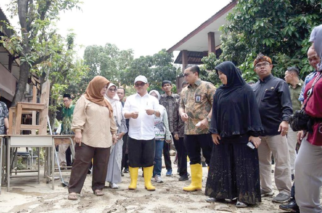 Mendikdasmin Berikan Bantuan Dana Pada Sekolah Dan Siswa Terdampak Banjir