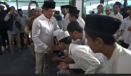 Menteri lh Peringati Hari Peduli Sampah Nasional 2025 Di Pondok Pesantren al-Muhajirin Purwakarta