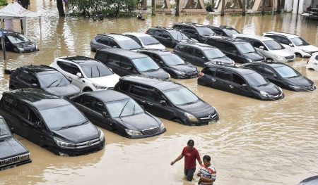 Mobil Kena Banjir Jangan Sekali-Kali Lakukan Hal Ini