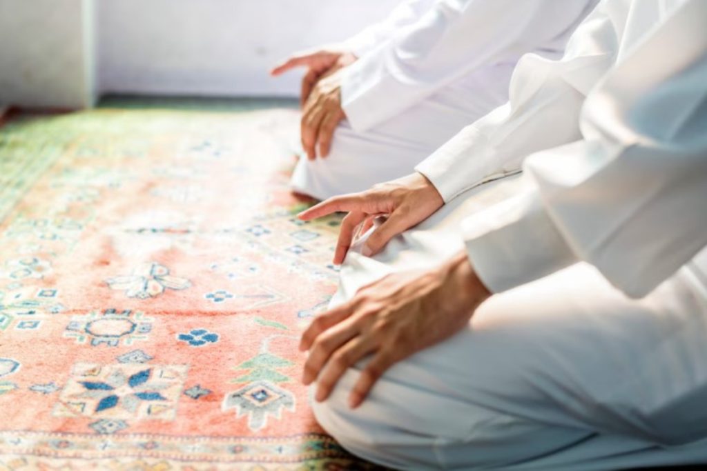 Niat Sholat Maghrib Lengkap Delangan Bacaan Arab Dan Artinya