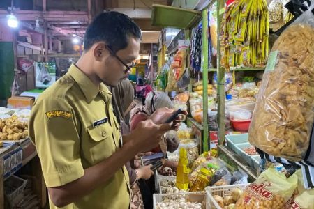 PEMKAB TEMANGGUNG MENGECEK VOLUME MINYAKITA DI TIGA PASAR TRADISIONAL