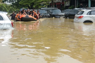 PEMKOT BEKASI PASTIMAN DAPUR UMUM TELAH BEROPERASI LAYANI KORBIR BANJIR