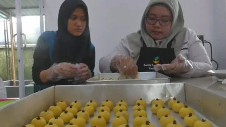 PENYANGUR DISABILITAS INTELEKTUAL Dilatih Membuat Kue Lebaran