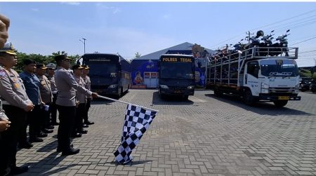 POLDA JATENG BERAKKATKAN MUDIK PEMOTOR GRATIS DARI BREBES KE SEMARANG