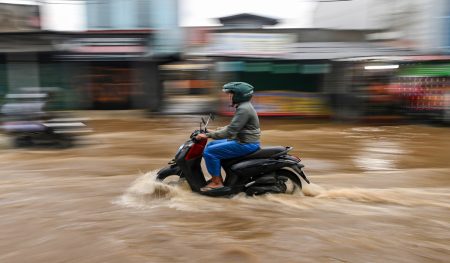 Palu air dampak fatal Kendaraan menerjang banjir