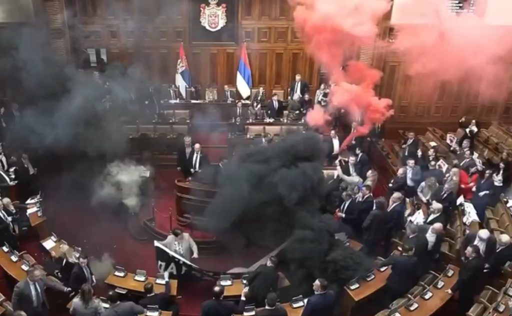 Parlemen Serbia Ricuh Oposisi Lempar Gas Air Mata Di Tengah Protes Mahasiswa