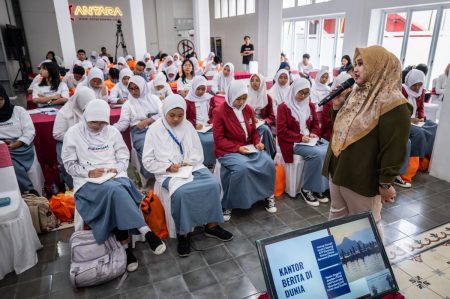 Pelatihan Menulis Kreatif Perkuat Literasi Siswa Digital