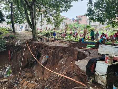 Pemkot Bandung Tangani Tanah Longsor Di Tpu Nagrog