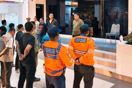 Pemkot Batam Perketat Pengawasan, Puluhan Reklame Liar Ditertibkan