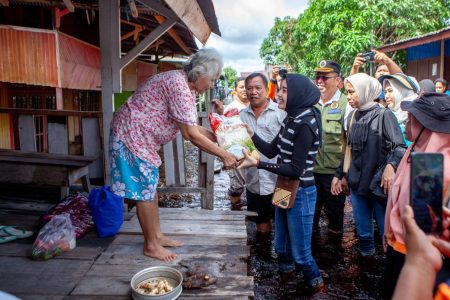 Pemprov Kalteng Salurkan Bantuan Kepada Masyarakat Terdampak Banjir Di Palangka Raya