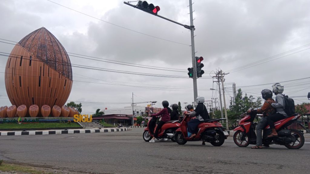 Pemudik Mahasiswa Bersepeda Motor Mulai Ramai Di Jalur Nasional Banda Aceh-Medan