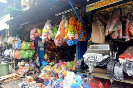 Penjuuali Mainan di Pasar Asemka Melonjak Jelang Lebaran 2025