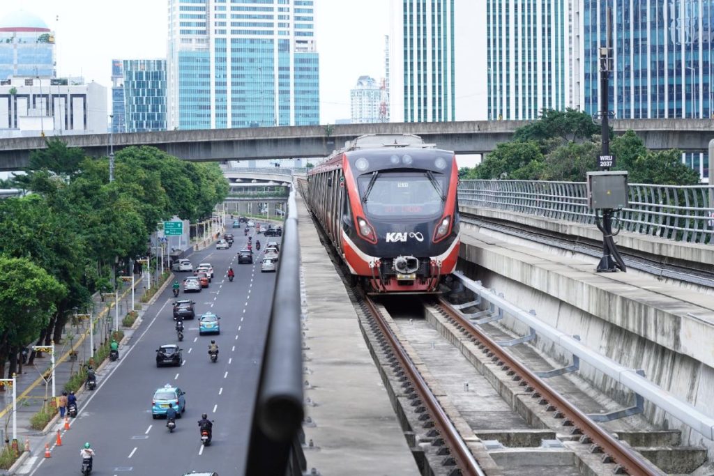 Penumpang lrt jabodebek dibbuka puasa di stasiun dan kereta