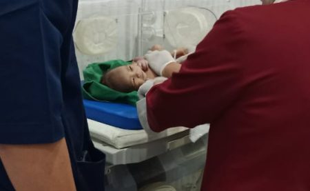 Polisi Buru Pembuang Bayi Yang Ditemukan Dalam Tas Belanja