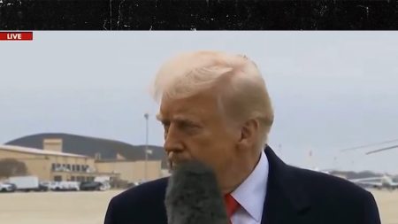 Presiden Trump menghadap ke muka oleh mikrofon reporter