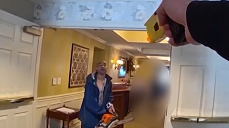 Pria pemegang gergaji yang dibunuh oleh polisi di fasilitas senior living, di video