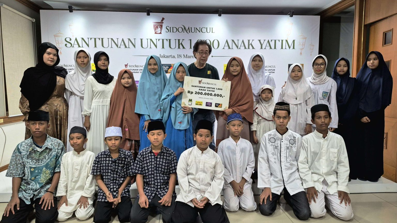 Produsen Jamu Berbagi Kasih Lewat Bantuan Sosial Kepada 1.000 anak yatim