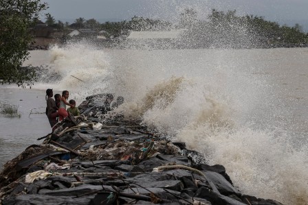 Puluhan Kabupatenkota di Jawa Torgan Terancam Cuaca Ekstrem