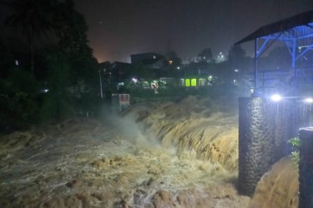 Puncak Bogor Diguyur Hujan, Air Di Hulu Sungai Bendung Cibalok Gadog Terus Naik