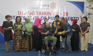 RCC Utami Rotary Club Purwokerto Berbagi Kasih Kepada Pengemudi Ojol Dan Bidan