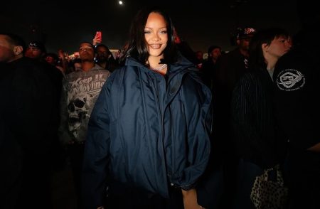 Rihanna Tampil Berani Delangan Rok Transparan Saat Dukung Aap Rocky Di Rolling Loud