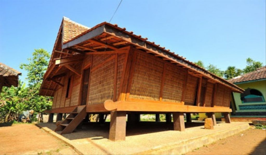 Rumah Adat Jawa Barat dan Filosofinya