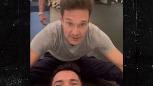 Ryan Seacrest memposting video latihan lucu dengan Mark Consuelos