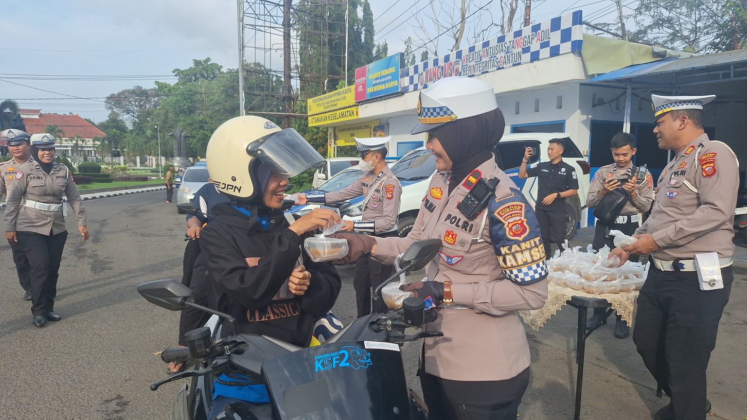 SAMBIL KAMPANYEKAN TERBAN Berlalulintas Polwan Satlantas Polres Subang Bagi-Bagi Takjil