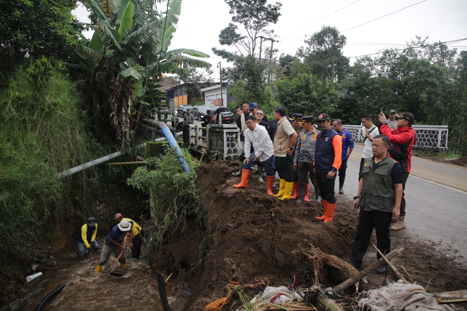 SEMPAT LUMPUH, JALAN CISURUPAN-CIKAJANG BANJIR BANJIR LUMPUR