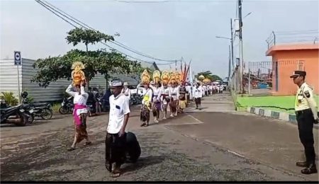 Sambut Hari Raya Nyepi, Umat Hindu Cirebon Lakukan Upacara melasti