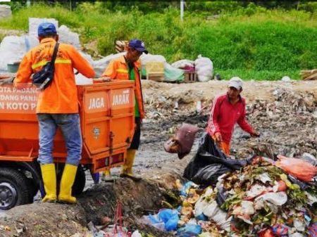 Setengah Bulan Ramadan, Volume Sampah Melonjak Di Padang