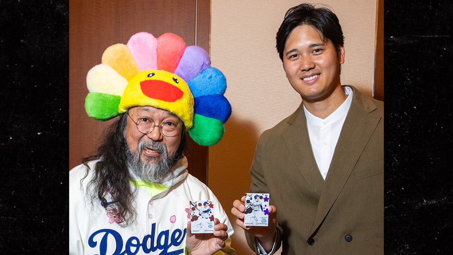 Shohei Ohtani, kartu olahraga tanda Takashi Murakami di depan seri MLB Tokyo