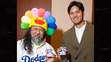 Shohei Ohtani, kartu olahraga tanda Takashi Murakami di depan seri MLB Tokyo