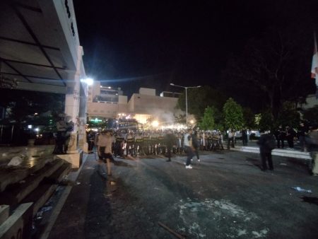 Situasi Memanas, Polisi Desak Demonstran Dari Gedung Dprd DIY