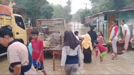 Sungai Citarum Dan Cibeet Meluap, 151 Kepala Keluarga Di Karawang Terdampak Banjir