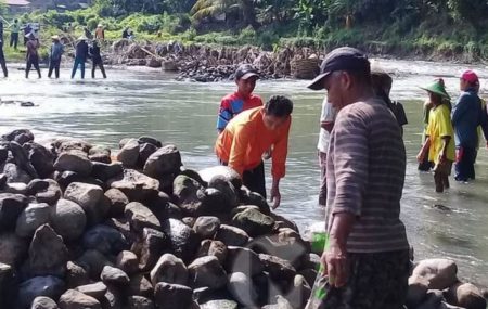 Tanggul Saluran Irigasi Jebol, Pemkab Bekasi Terjunkan Alat Berat