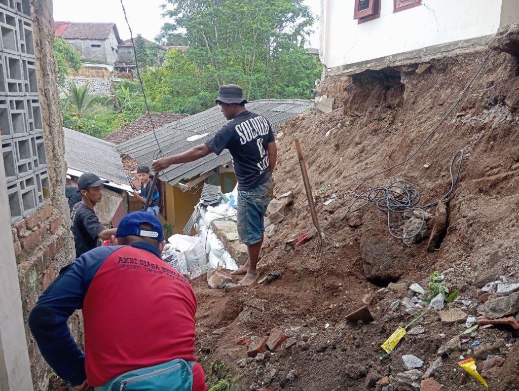 Tembok Penahan Tanah Ambruk, Tiga Duat Di Kota Sukabumi Terancam Longsor